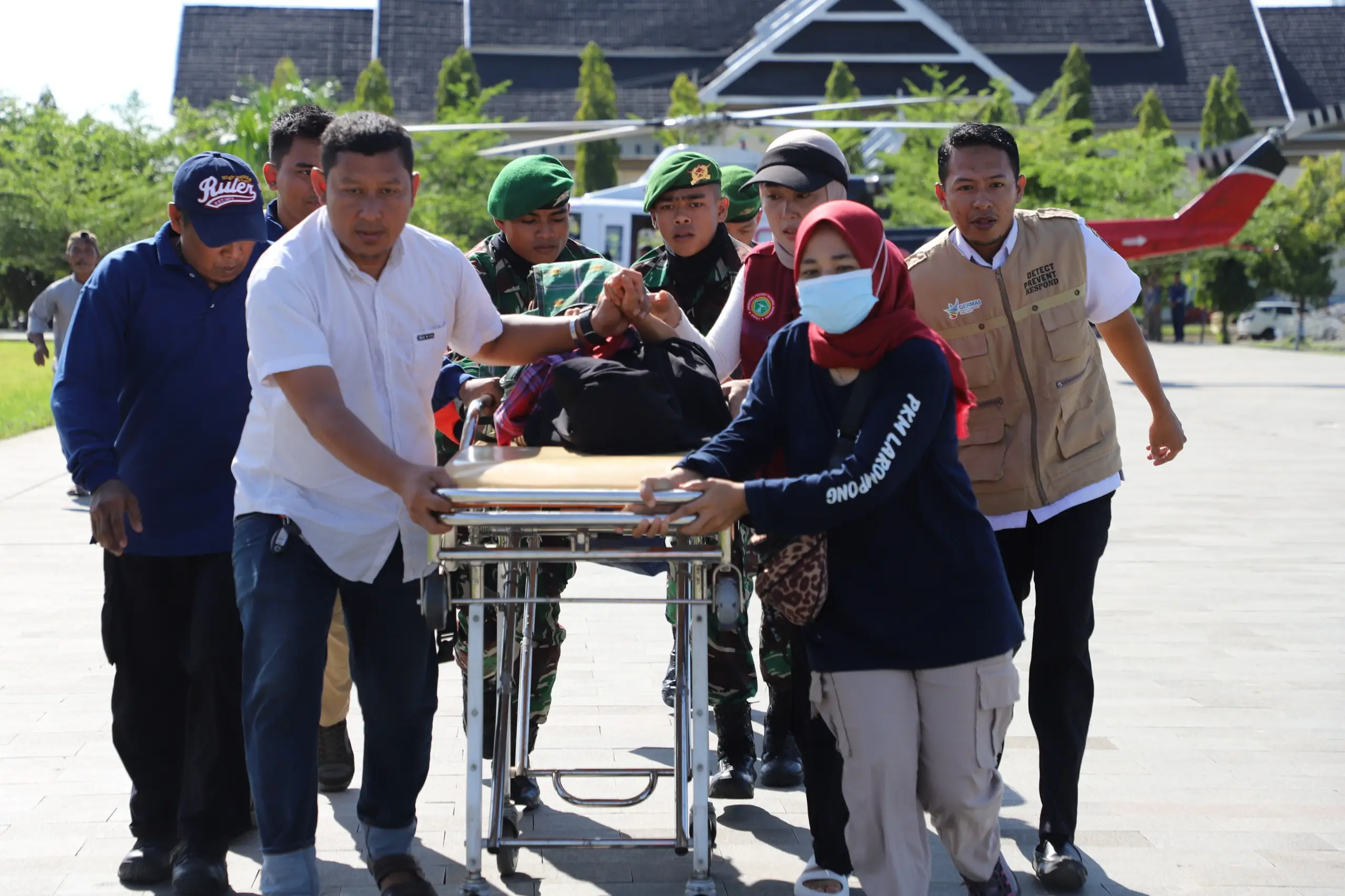 Tim gabungan membawa warga yang sakit dari Helikopter Bell BNPB menuju Pos Kesehatan di Pos Komando Utama Tanggap Darurat Banjir dan Tanah Longsor Kabupaten Luwu Sulawesi Selatan, Rabu (8/5).